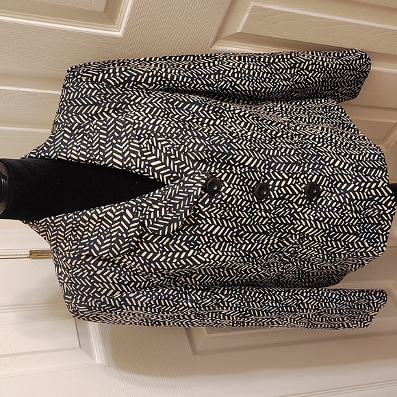 Black and Creme Patterned Blazer - Picture 3 of 5